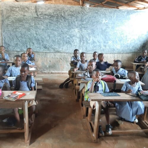 Les enfants en classe de l’école EPL Le Savoir Universel