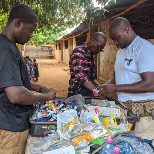 Préparation de la distribution à l’école EPL Le Savoir Universel