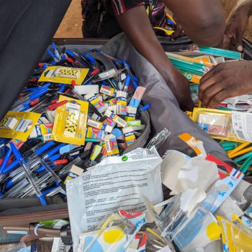 Stylo, crayon et gomme en distribution à l’école EPL Le Savoir Universel